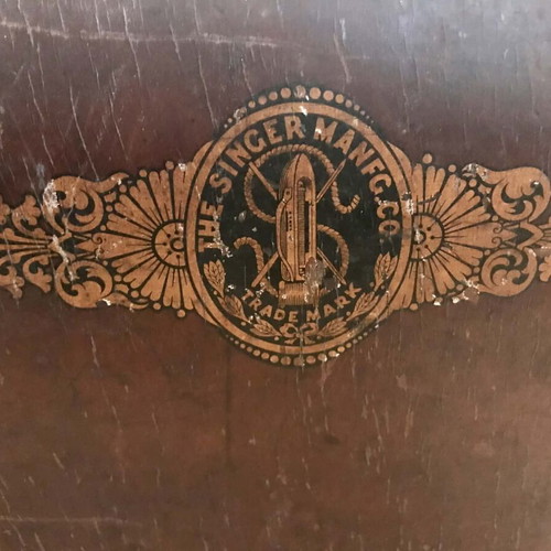 Singer manual sewing machine used, collectible antique 1902 with case