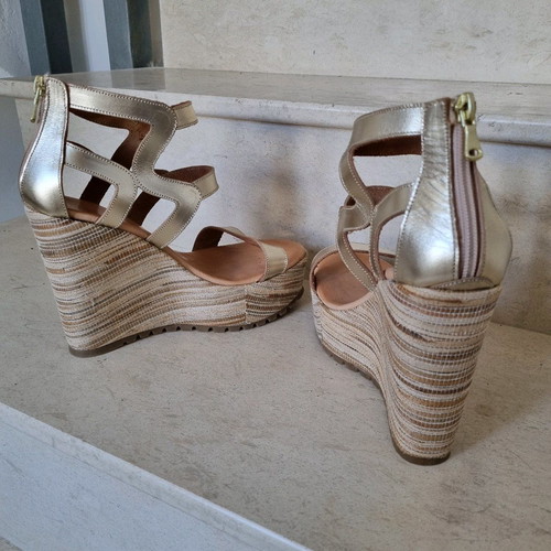 Dolce leather women's high platform shoes like new, beige