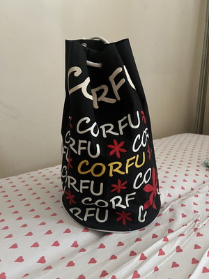 Bathroom bag with 5 gifts, new