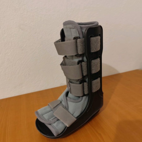 Orthopedic walking boot e-life kids size L like new with box