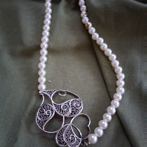 Vintage Atelier necklace like new, white and silver