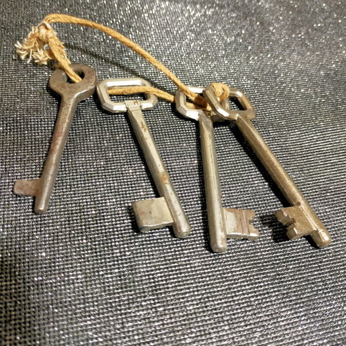 Old key used, set of 4 pieces