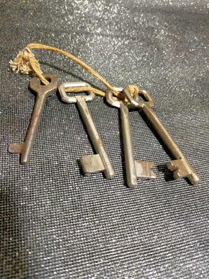 Old key used, set of 4 pieces