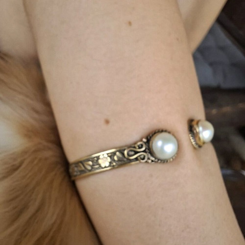 Bracelet with bronze floral motifs and real pearls used