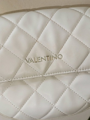 Mario Valentino бяла чантичка с капитониран дизайн за рамо като нова