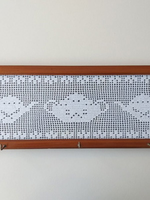 Καδράκι-κρεμάστρα με ξύλινη κορνίζα και χειροποίητο πλεκτό μεταχειρισμένο