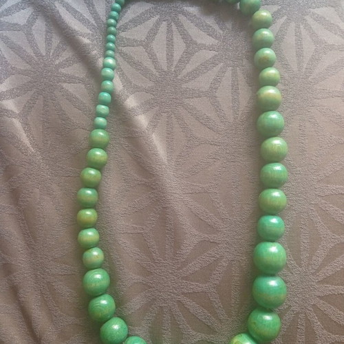 Wooden green necklace new, natural material