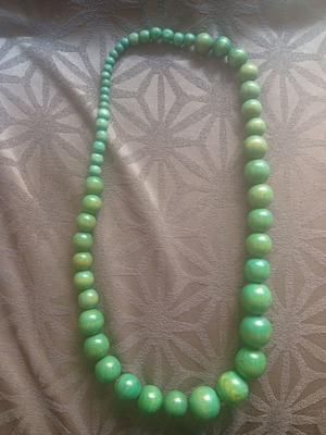 Wooden green necklace new, natural material