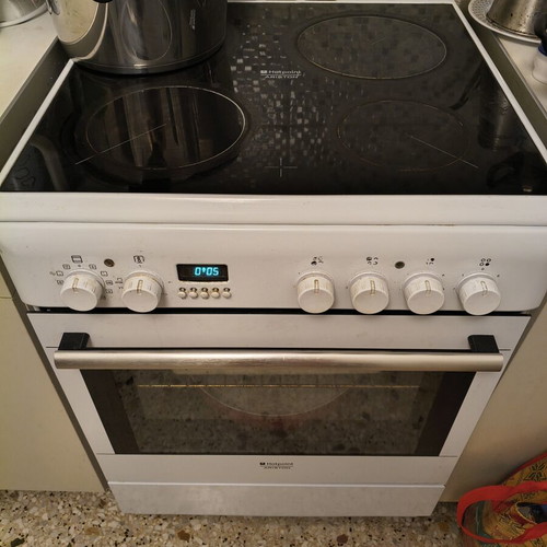 Kitchen set with LG fridge, Hotpoint Ariston stove, Pitsos washing machine like new