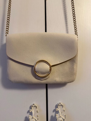 Τσάντα χιαστί H&M σαν καινούργιο, μπεζ σουέτ με χρυσή αλυσίδα