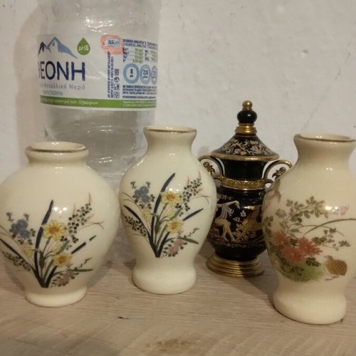 Miniature vase set like new, 4 porcelain pieces