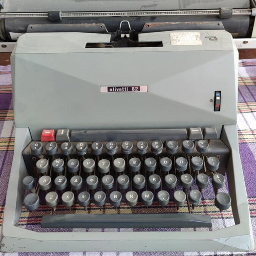 Olivetti 82 typewriter used in very good condition