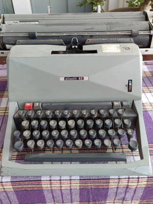 Γραφομηχανή Olivetti 82 μεταχειρισμένη σε πολύ καλή κατάσταση