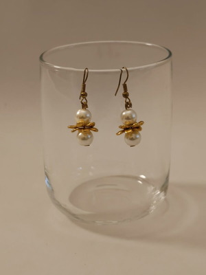 Dangle earrings with pearls like new, white and gold-tone