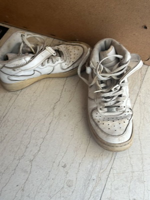 Nike athletic shoes used, size 38.5, white