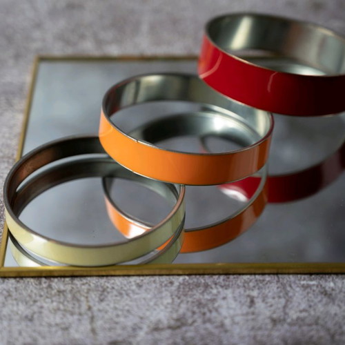 Metal bracelets used in three colors
