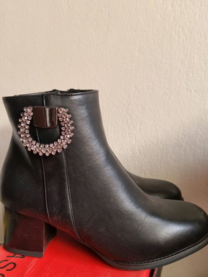 Boots new with low heel, size 37, black
