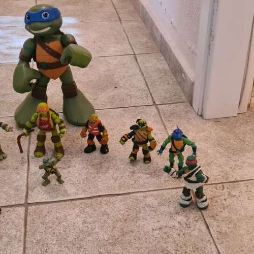 Teenage Mutant Ninja Turtles set like new, 9 figures with accessories