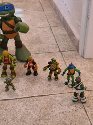 Teenage Mutant Ninja Turtles set like new, 9 figures with accessories