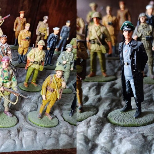 World War II Soldier Miniatures Collection like new, 37 pieces with stands and guide