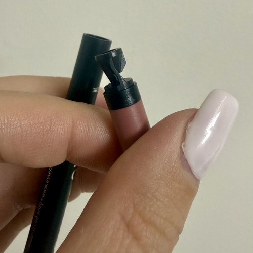 Essence 8H Matte Comfort Lipliner no.12 Cushion Talk with sharpener