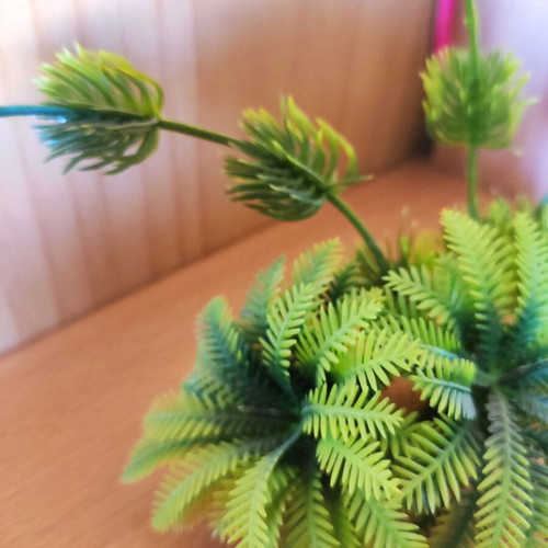 Artificial aquarium plant like new, 14 cm tall with base