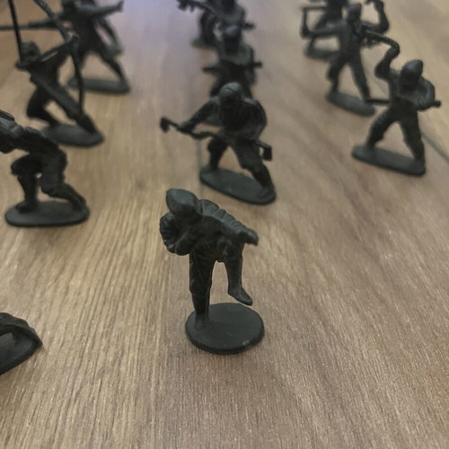 Solpa ninja toy soldiers used, pack of 18 with 3 plastic figures and base
