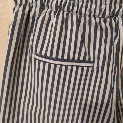 Shorts used with elastic waistband and back pockets