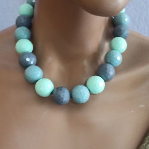 Necklace with green colored beads new