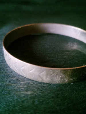 Metal men's bracelet used with engraved details