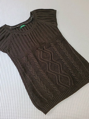 Sleeveless knitted pullover size S brown like new