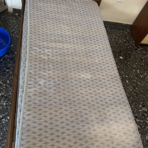 Bed with mattress like new, single size