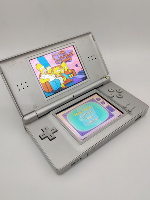 Nintendo DS Lite φορητή κονσόλα σε ασημί με το παιχνίδι The Simpsons