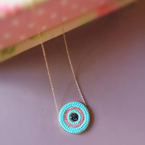 Steel round necklace used with blue and pink tones