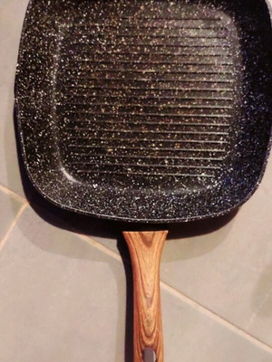 Cooking pans used, in good condition