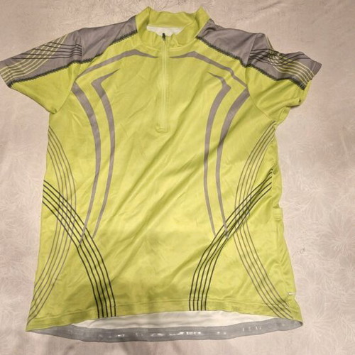 Cycling jersey used with three rear pockets and zipper