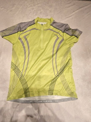 Cycling jersey used with three rear pockets and zipper