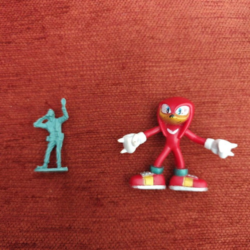 Figures pack of 2, like new