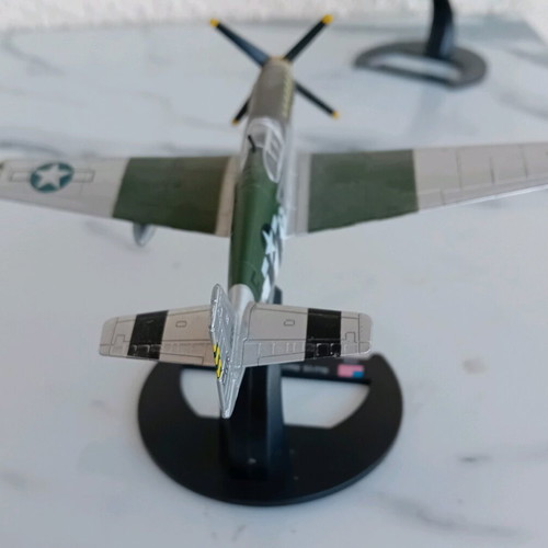 P-51B Mustang collectible airplane like new, scale 1:72