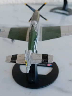 Αεροπλανάκι συλλεκτικό P-51B Mustang σαν καινούργιο, κλίμακα 1:72