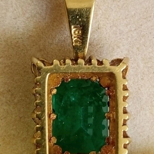 Women's 18k gold motif like new with emerald and 14 brilliants