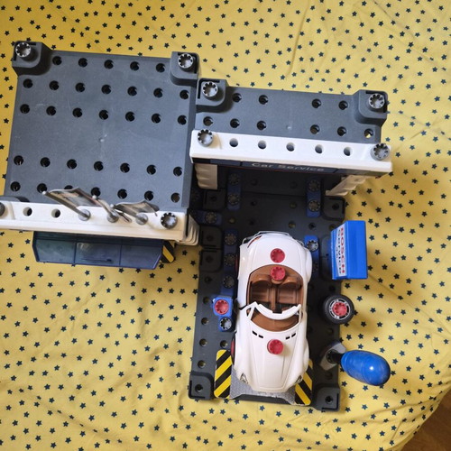 Klein Bosch Car Repair Toy with Car Wash like new