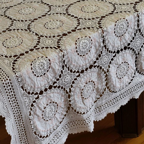 Traditional tablecloth 210x240 like new