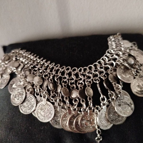 Oriental necklace like new with triple chain and arabesque pendants