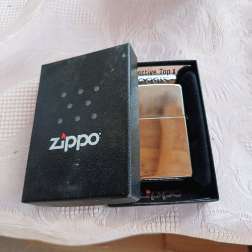 Zippo lighter like new in excellent condition