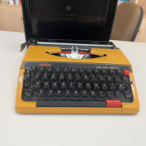 Brother Deluxe 250TR typewriter used with Greek keyboard and case