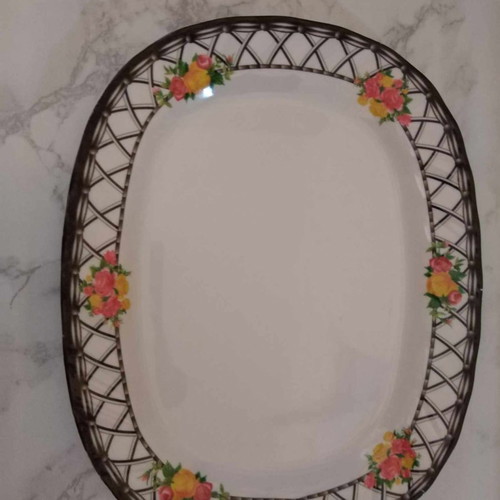 Plastic decor set like new, ideal for serving