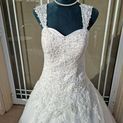 Elegant wedding dress size L white new with storage bag and petticoat