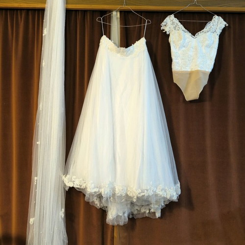 Wedding dress used with bodysuit, sarpa, veil and skirts in tulle, cashmere, lace