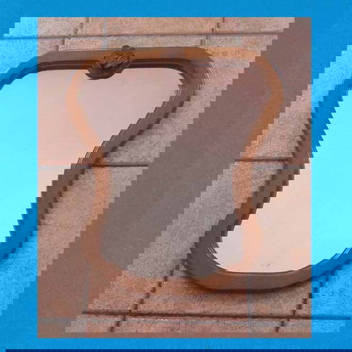 Ξύλινος καθρέφτης τοίχου με διακοσμητικό ρόδακα ξυλόγλυπτο μεταχειρισμένος 52x60 εκ.